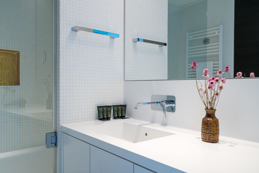 Thumb - Small but impressive - your central city spot with space for four people and ideal transport options num - 32