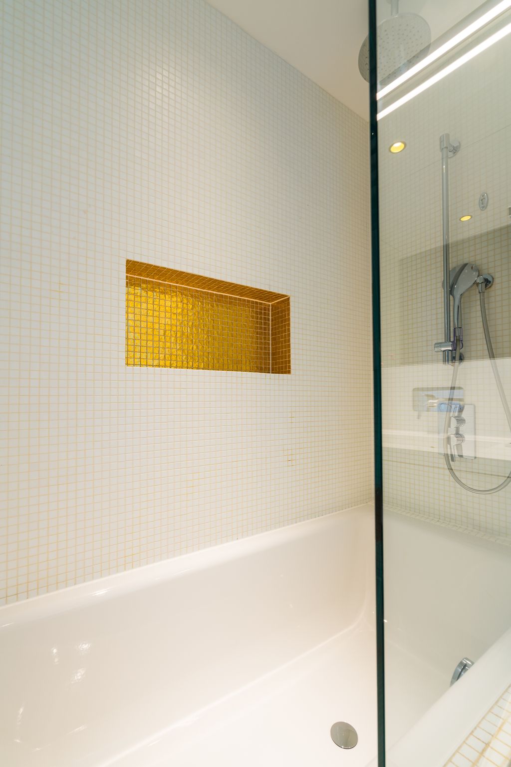 Thumb - Small but impressive - your central city spot with space for four people and ideal transport options num - 33